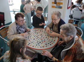 Jeux avec les enfants de l'école